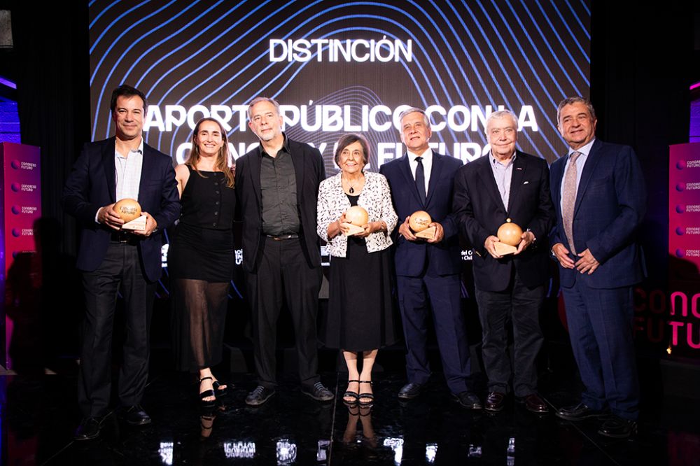 Congreso Futuro realizó también la entrega de reconocimientos a diversas personalidades, entre ellas los académicos de la Casa de Bello Cecilia Hidalgo y Sergio Lavanderos.
